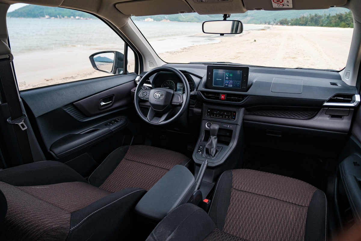 banner toyota avanza 3