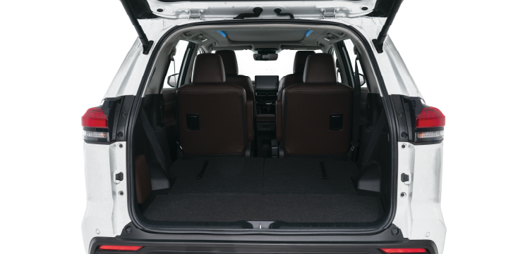 khoang hành lí toyota innova cross