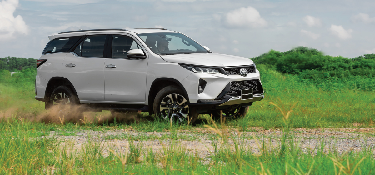 banner toyota fortuner 4