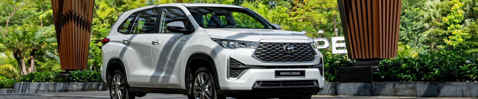 banner toyota innova cross 3
